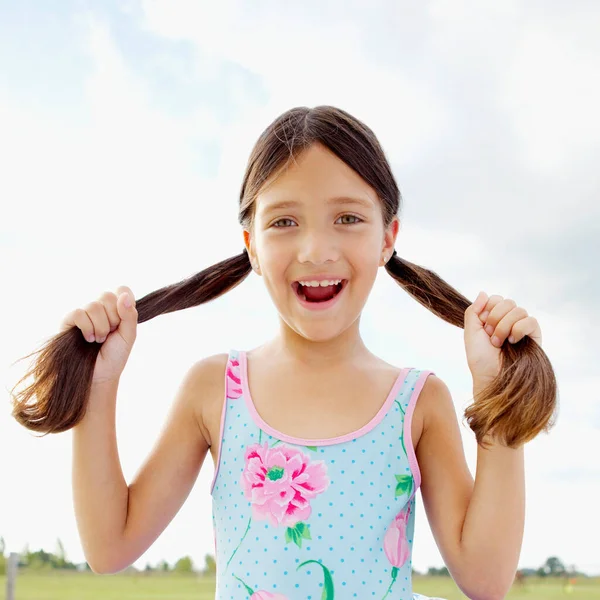 Портрет Милой Маленькой Девочки Длинными Волосами — стоковое фото