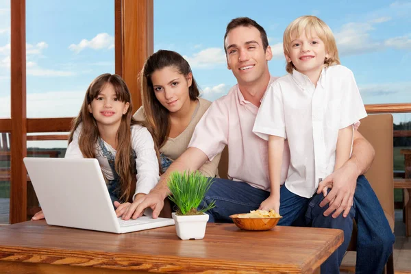 Family Laptop Daughter Home — Stock Photo, Image