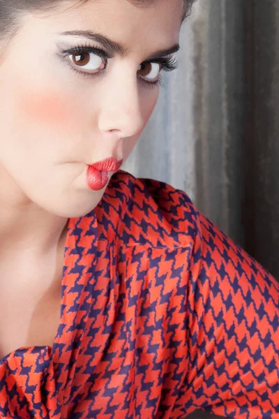 Retrato Uma Bela Jovem Com Lábios Vermelhos Maquiagem Brilhante — Fotografia de Stock