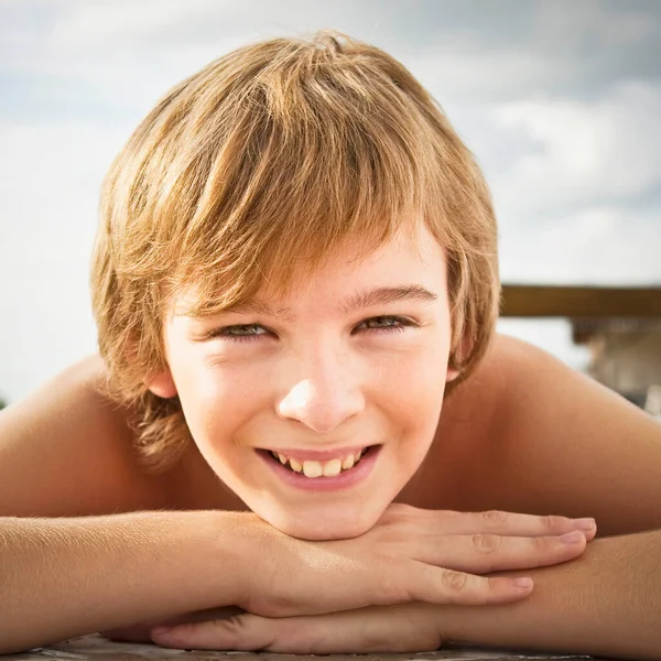 Портрет Хлопчика Лежить Пляжі — стокове фото
