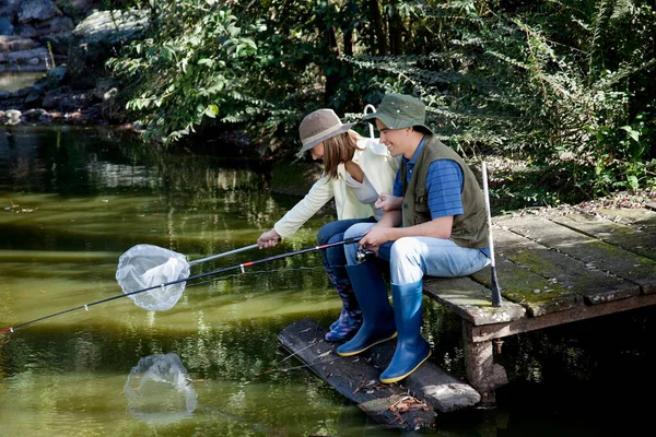 Giovane Ragazzo Donna Pesca Nel Fiume — Foto Stock