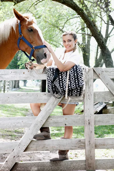 Junge Schöne Frau Mit Ihrem Pferd — Stockfoto