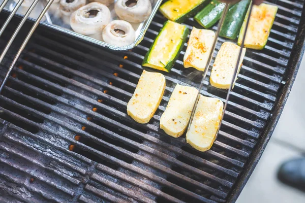 Sluiten Van Kaas Groenten Gas Grill Zomertijd Buiten — Stockfoto