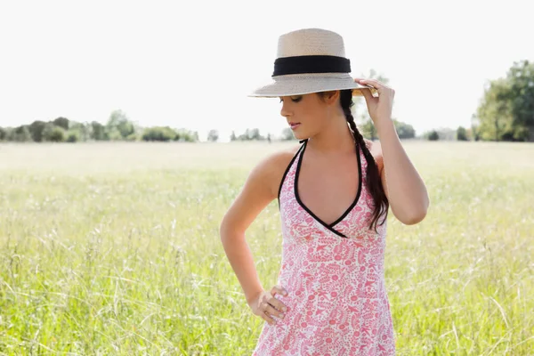 Mooie Jonge Vrouw Hoed Stro Jurk Een Weide — Stockfoto