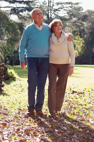 Senior Couple Walking Autumn Park — Stock Photo, Image