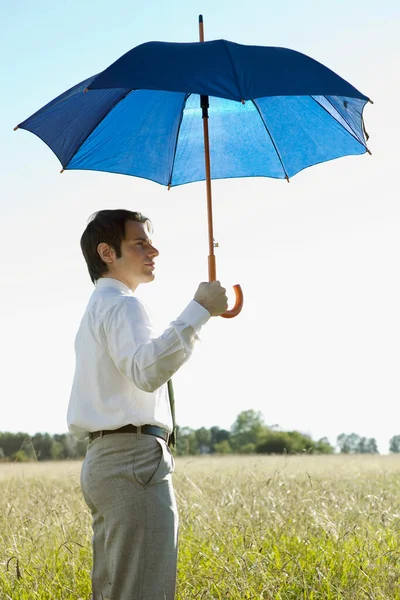 Fiatal Férfi Esernyővel Parkban — Stock Fotó