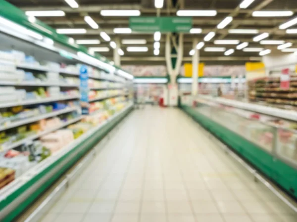 Verschwommene Supermarktgänge Mit Bunten Warenregalen Perspektivische Ansicht Des Abstrakten Supermarktgangs — Stockfoto