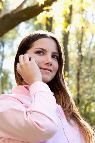 Retrato Uma Bela Jovem Com Telefone Suas Mãos — Fotografia de Stock