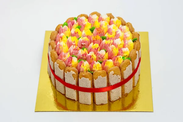 Ciasto Śmietankowe Ciasteczkami Wzorami Formie Bukietu Tulipanów — Zdjęcie stockowe
