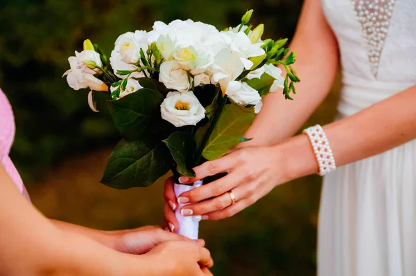 Pannie Młodej Gratuluje Się Bukietu Kwiatów Ślub — Zdjęcie stockowe