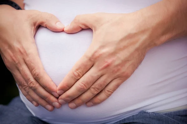 Man Kramar Sin Gravida Fru Vid Magen Och Gör Fingrar — Stockfoto