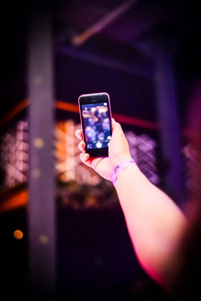Uma Mulher Segura Smartphone Mão Estendida Tira Uma Selfie — Fotografia de Stock