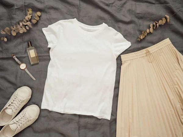 Fashionable Female Look White Empty Shirt Cream Pleated Skirt White — Stock Photo, Image