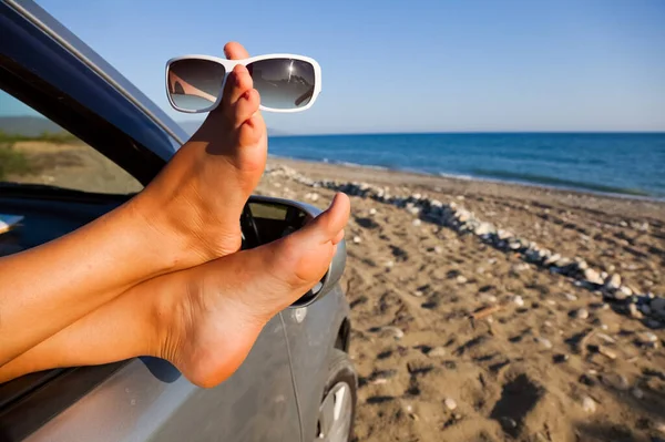 Stecken Sie Ihre Füße Aus Dem Auto Meer Sonnenbrille — Stockfoto