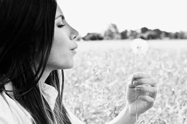 Schöne Junge Frau Mit Einem Blumenstrauß Auf Dem Feld — Stockfoto