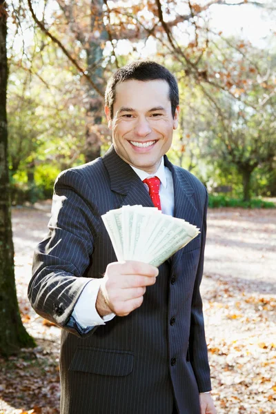 Jeune Homme Avec Argent Dans Parc — Photo