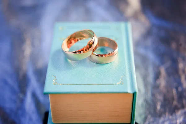 桌上的结婚戒指 — 图库照片