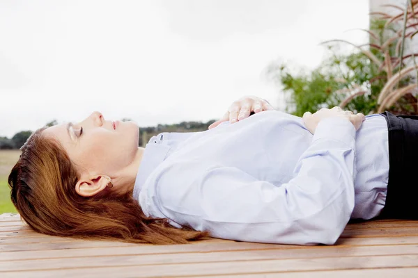 Молодая Женщина Лежит Траве Смотрит Камеру — стоковое фото
