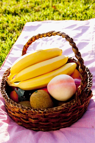 Picnic Basket Fruits Vegetables — Stock Photo, Image