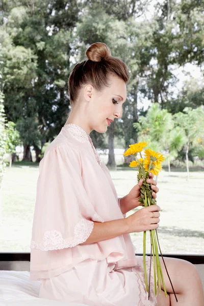 Bella Giovane Donna Con Mazzo Fiori Mano — Foto Stock