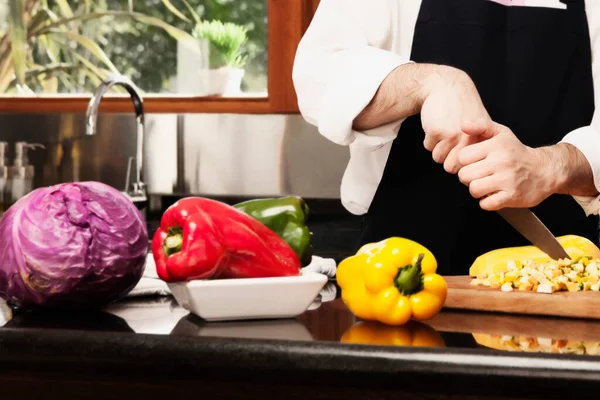 Erkek Aşçının Mutfakta Sebze Keserken Çekilmiş Bir Fotoğrafı — Stok fotoğraf