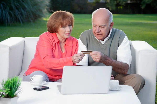 Senior Couple Sitting Table Using Laptop — Stock Photo, Image