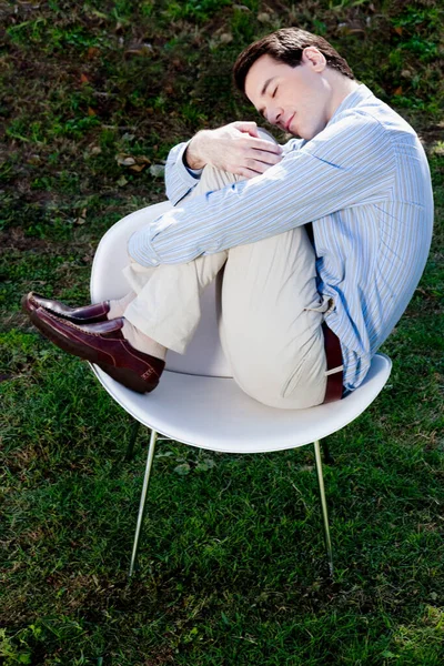Mladý Muž Sedí Lavičce Dívá Kamery — Stock fotografie