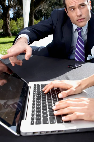 Zakenman Zittend Een Park Met Laptop — Stockfoto