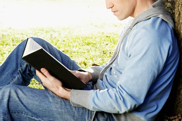 Jovem Leitura Livro Parque — Fotografia de Stock