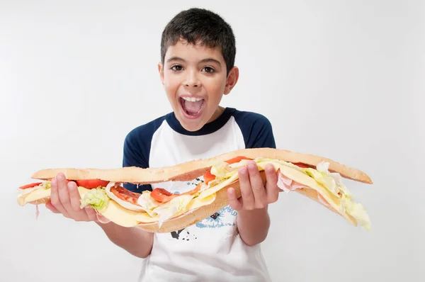 Chłopiec Jeść Pizzę Kiełbasą Izolowane Białym Tle — Zdjęcie stockowe