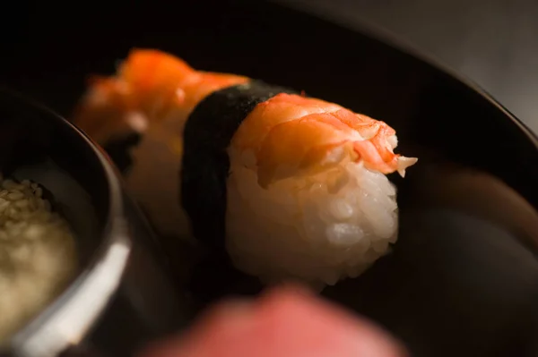 Sushi Czarnym Tle — Zdjęcie stockowe