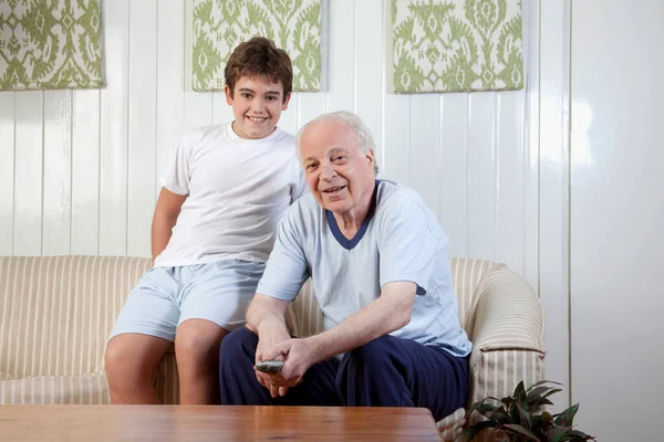 Seniorenpaar Sitzt Auf Sofa Wohnzimmer — Stockfoto