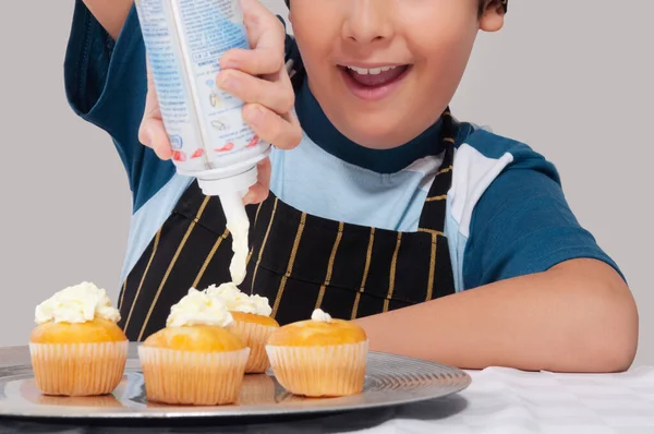 Bambino Con Cupcake Cucina — Foto Stock