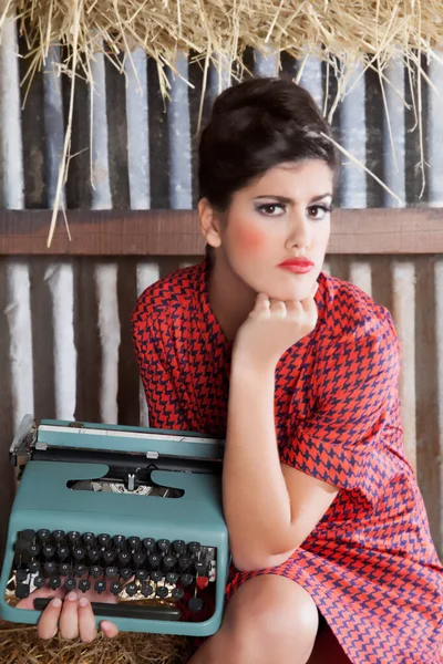 Schönes Mädchen Roten Kleid Mit Schreibmaschine — Stockfoto