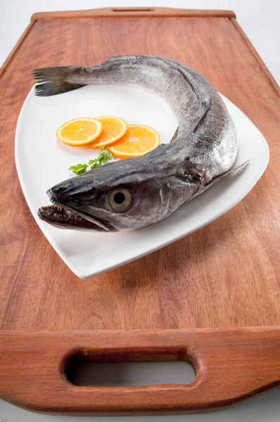 Pescado Fresco Plato Con Limón Perejil Sobre Mesa Madera — Foto de Stock