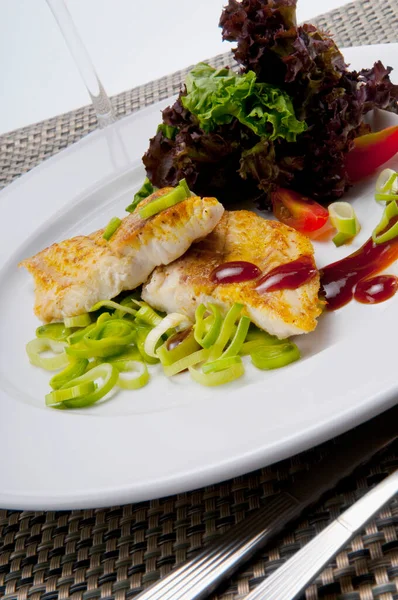 Salad Seafood Lezat Dengan Ayam Dan Sayuran — Stok Foto