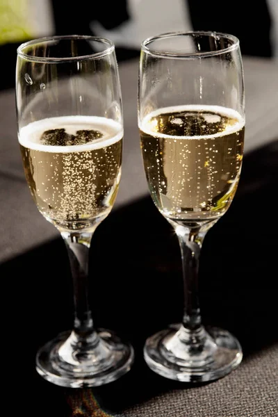 Bicchieri Champagne Con Bicchiere Vino Sfondo Nero — Foto Stock