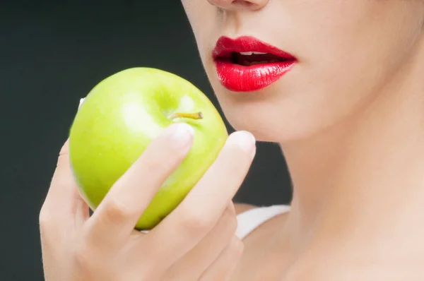 Hermosa Mujer Con Manzana Verde —  Fotos de Stock