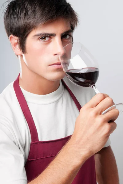 Homem Bonito Com Vinho Tinto Vidro Camisa Branca Fundo Cinza — Fotografia de Stock