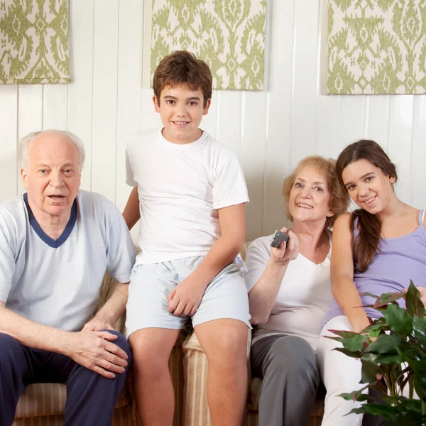 Ritratto Una Famiglia Felice Seduta Sul Divano — Foto Stock