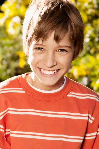 Портрет Усміхненого Хлопчика Жовтими Очима — стокове фото