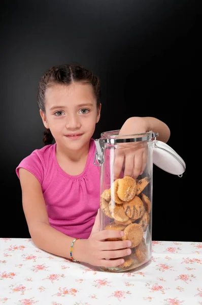 Bambina Con Una Tazza Caffè Biscotti Sfondo Scuro — Foto Stock