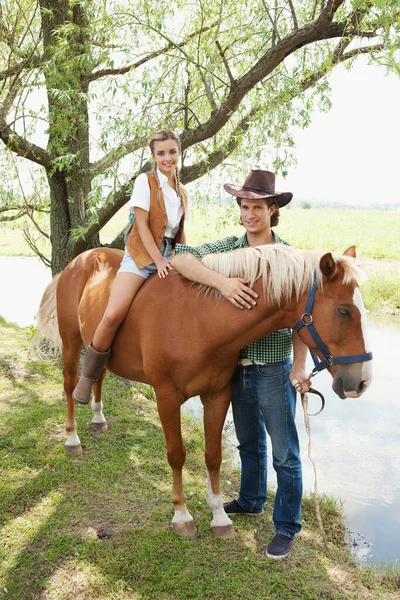 Jovem Casal Equitação Cavalo Campo — Fotografia de Stock