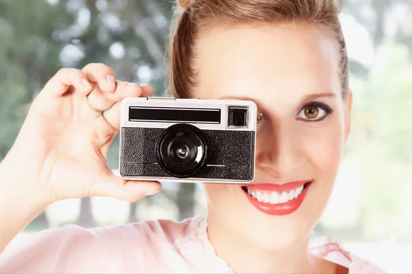 Retrato Hermosa Joven Con Cámara Las Manos — Foto de Stock