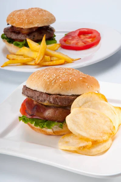 Hamburguesa Con Queso Tomate Cerca — Foto de Stock