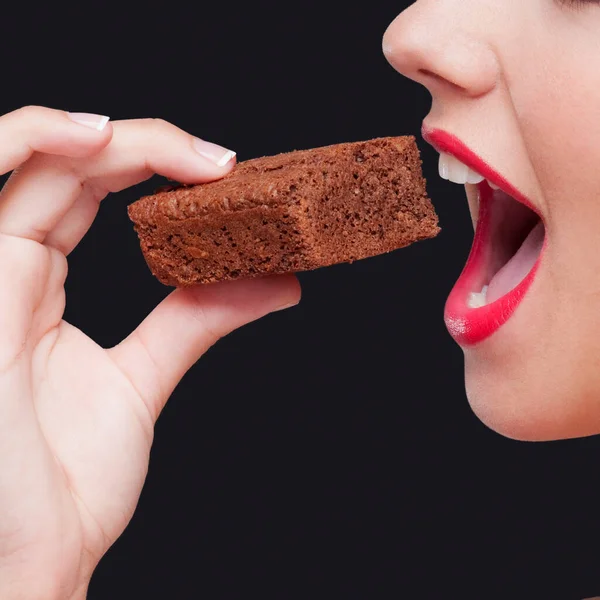 Jovem Mulher Comer Bolo Chocolate — Fotografia de Stock