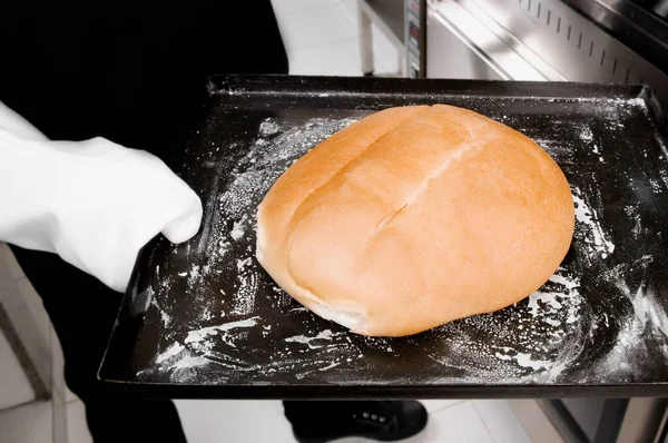 Bäcker Macht Ein Brötchen Mit Einem Messer Auf Schwarzem Hintergrund — Stockfoto