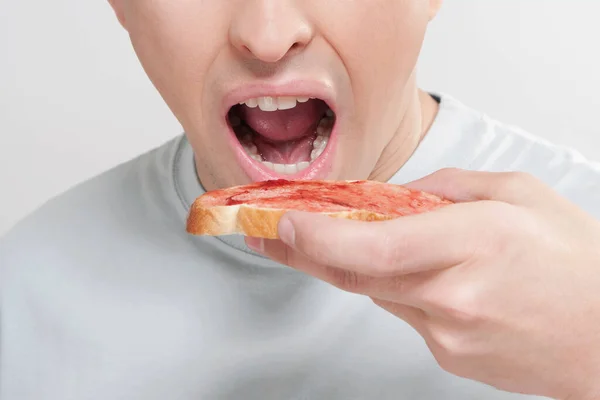 Primer Plano Hombre Comiendo Una Rebanada Pizza — Foto de Stock