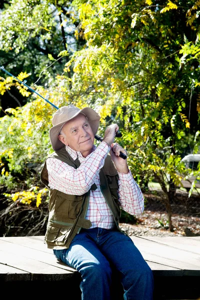 Menino Com Uma Cesta Peixe — Fotografia de Stock