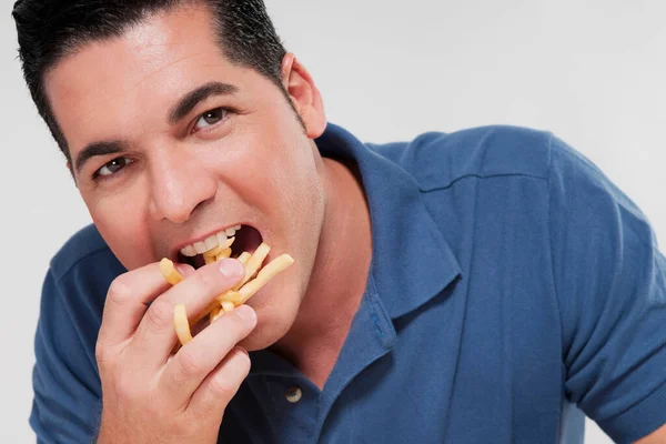 Bir Tabak Yemekle Sandviç Yiyen Bir Adam — Stok fotoğraf